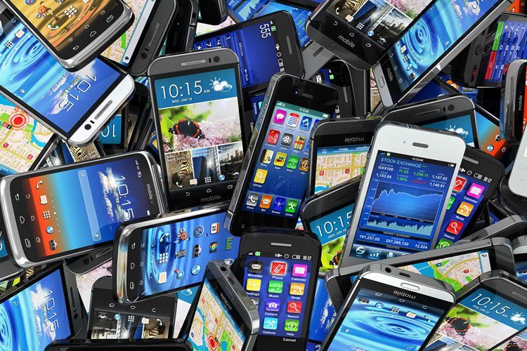 تصویر لو رفتن گوشی‌های تلفن همراه قاچاقچی در فرودگاه تبریز