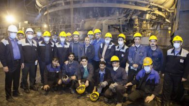 تصویر مدیرعامل ذوب آهن اصفهان در روز اول سال نو در بین کارکنان خط تولید :