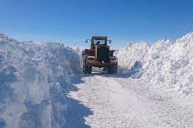 تصویر برف و کولاک راه ۲۰۰ روستای آذربایجان شرقی را مسدود کرد