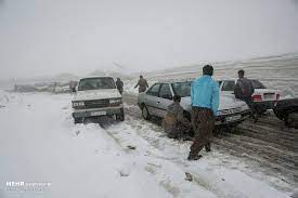 تصویر برف و کولاک راه ارتباطی ۲۳۰ روستای آذربایجان شرقی را مسدود کرد