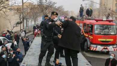 تصویر واکنش پلیس به نحوه برخورد مامور انتظامی با خبرنگار صداوسیما در جریان سقوط جنگنده در تبریز