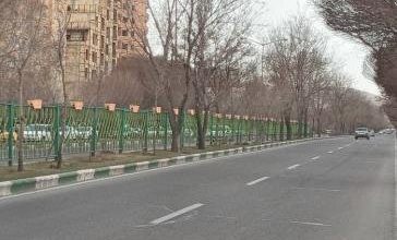 تصویر نصب باکس گل بر روی نرده‌های ترافیکی در سطح شهر تبریز