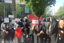 تصویر تجمع اعتراضی مقابل آموزش و پرورش آذربایجان‌شرقی