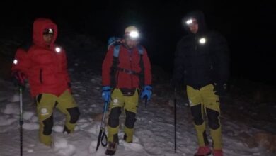 تصویر تلاش برای نجات دو کوهنورد گرفتار در ارتفاعات پیربالای مرند