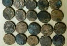 تصویر کشف سکه‌های تاریخی از یک خانه روستایی در مراغه
