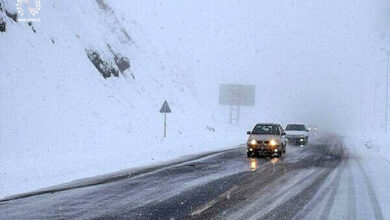 تصویر آغاز بارش در محورهای آذربایجان شرقی / الزام زنجیر چرخ برای تردد در گردنه ها